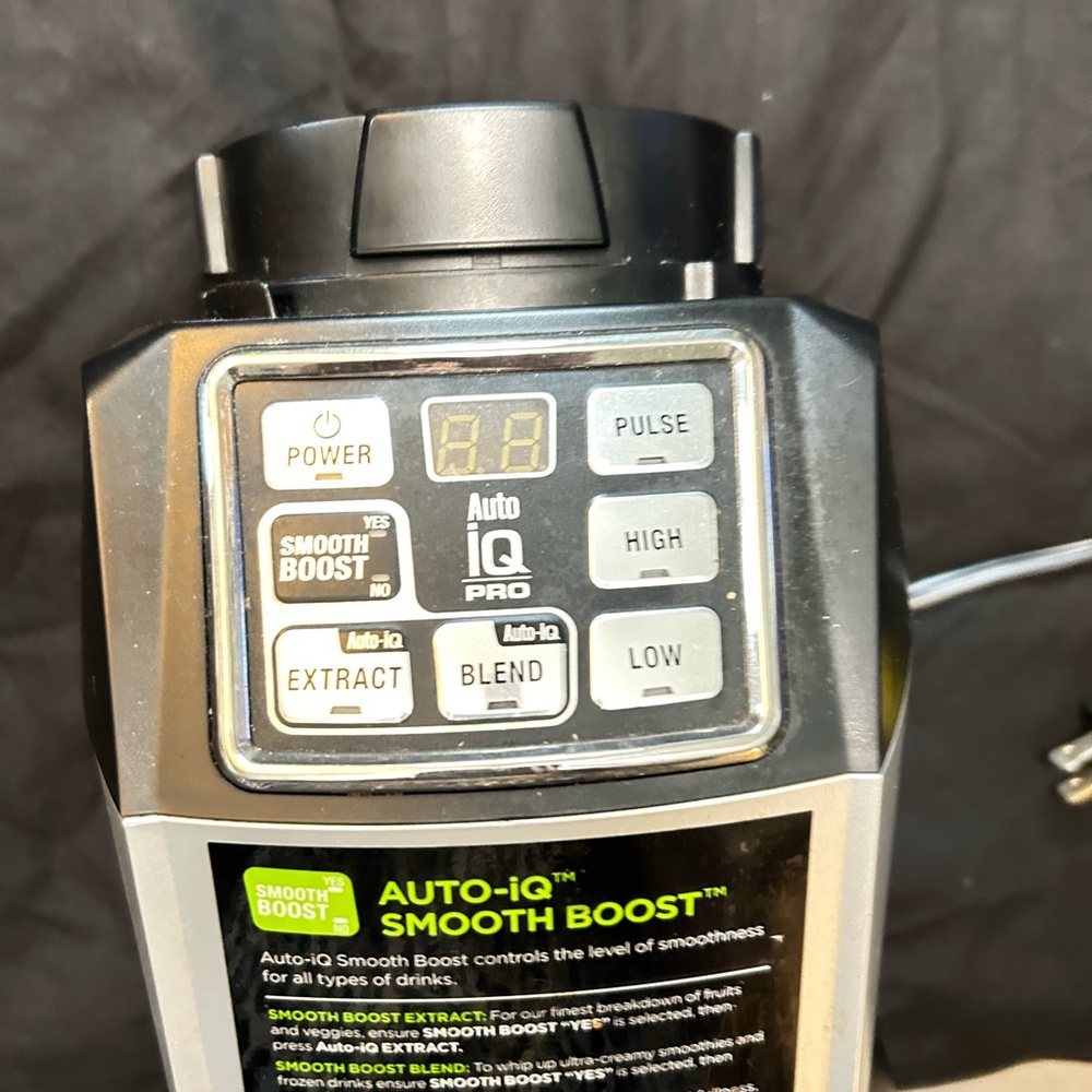 Ninja blender base. Pitcher not included. This is the original ninja works great